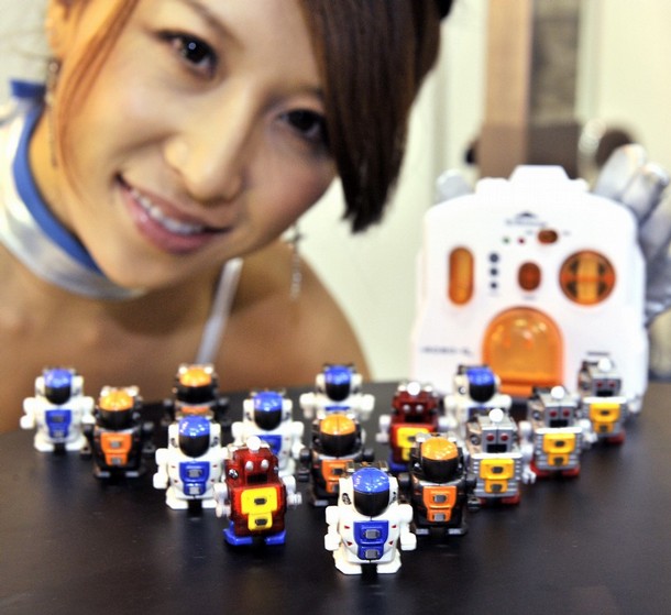 Разработка Robo-Q компании Takara Tomy поступит в продажу в феврале будущего года, сначала в Японии, а чуть позже — в Европе, и будет стоить примерно 40 долларов США. Владельцы игрушки смогут дистанционно управлять ею с помощью пульта, устраивая футбольные матчи прямо на столе.