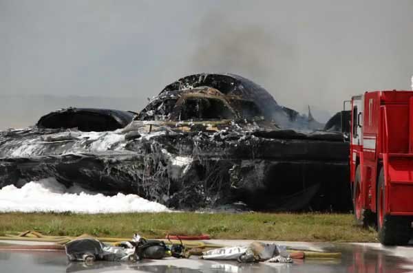 Падение бомбардировщика B-2 $1,4 миллиарда Бомбардировщик B-2, выполненный по технологии стелс, рухнул 23 февраля 2008 года. Пламя уничтожило практически весь самолет. Оба пилота катапультировались и выжили.