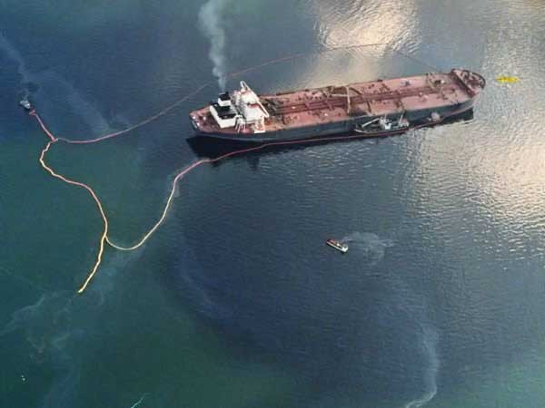 Разлив нефти танкером Exxon Valdez - $2,5 миллиарда Разлив нефти танкером Exxon Valdez не был самым большим, с точки зрения количества нефти, но из-за удаленности места катасрофы, вся операция по уборке масляного пятна обощлась в 2,5 миллиарда долларов