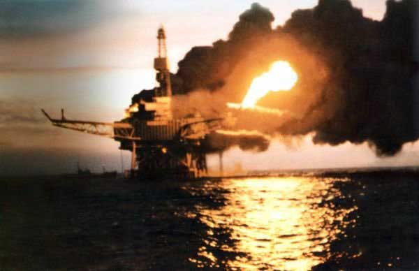 Пожар на нефтяной платформе - $3,4 миллиарда Одна из ужаснейших катастроф в истории нефтедобывающих комплексов. Из-за ошибки технического персонала, которые забыли поменять 1 предохранительный клапан, произошел взрыв и пожар. Эта катастрофа унесла жизни 167 рабочих и обошлась в 3,4 миллиарда долларов