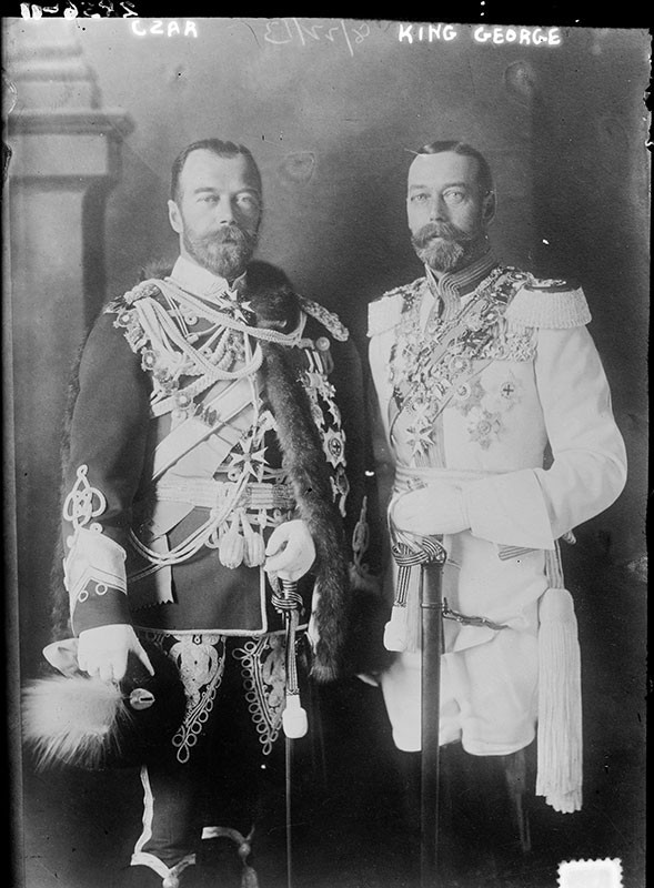 1914 год. Главы союзных империй - Николай и Георг. Увешаны орденами до пупа и уверены в том, что прогресс неостановим.