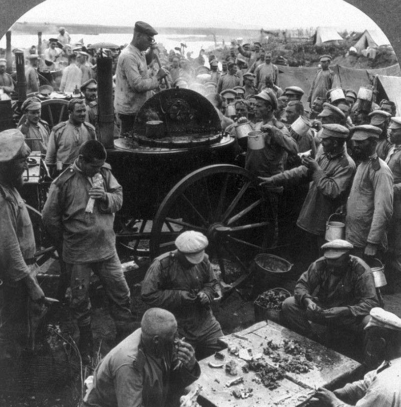 1915. Юго-Западный фронт, полевая кухня и раздача провианта.