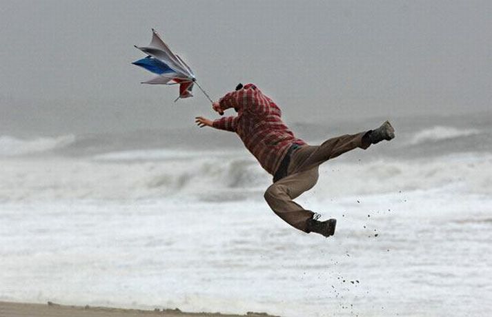10 марта 2008 года. Bournemouth beach. Picture: BNPS. Человек, сбитый с ног порывом ураганного ветра