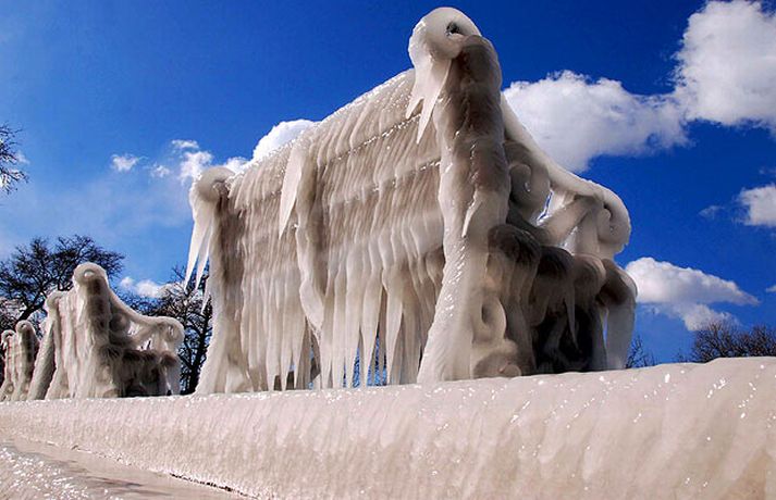 17 февраля 2008, ФОТО: EPA. Скамейки на набережной покрыты льдом на озере Pamvotida, Ioannina, северная Греция