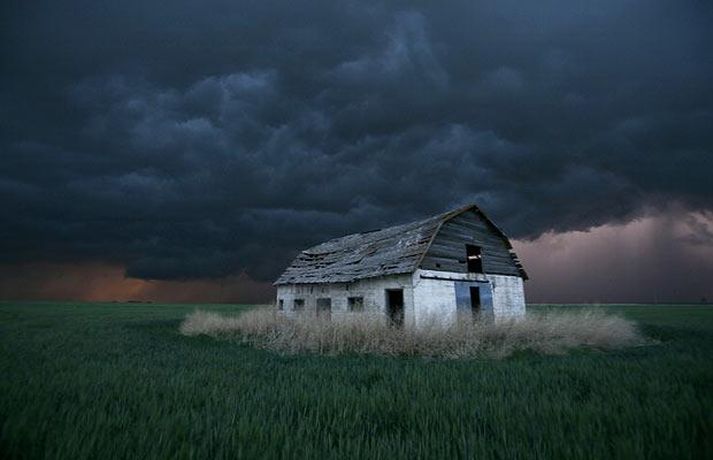 Ogallah, Канзас, 22 мая. ФОТО: AP. Необычно мрачная гроза. Старый сарай на пшеничном поле.
