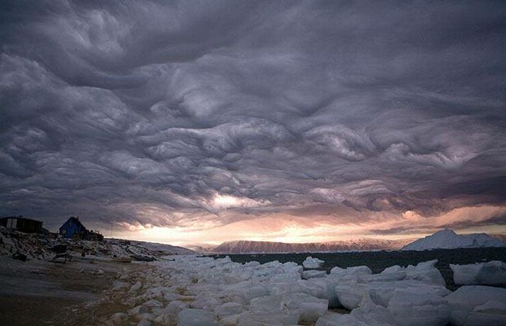 Залив Inglefield, Северо-запад Гренландии, 1 декабря. ФОТО: BARCROFT Облака странной формы.