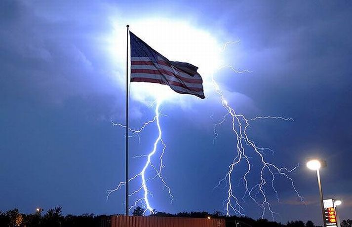 Массачусетс, 1 июля. ФОТО: EPA Американский флаг на фоне молнии во время грозы в Лексингтоне