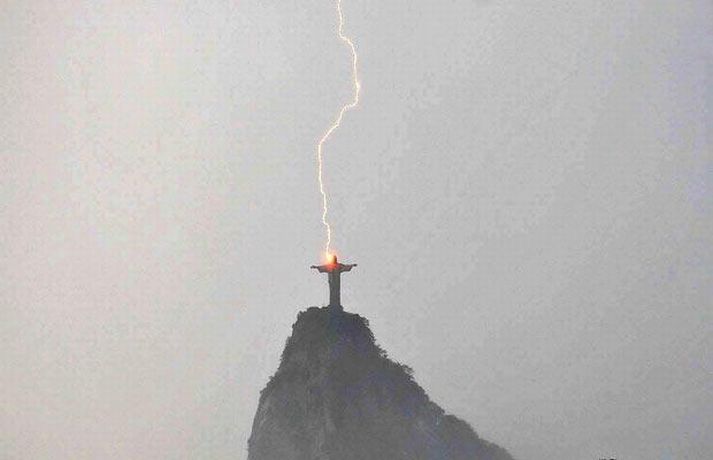 Рио-де-Жанейро, Бразилия, 10 февраля. ФОТО: PHOTOSHOOT Молния ударяет в статую Спасителя.