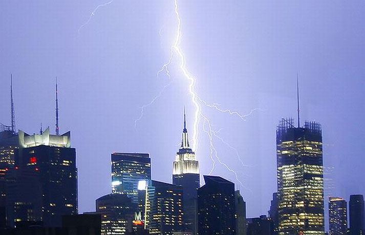 9 июня. ФОТО: SPLASH Молния ударяет около Empire State Building во время серьезной грозы в душном Нью-Йорке.